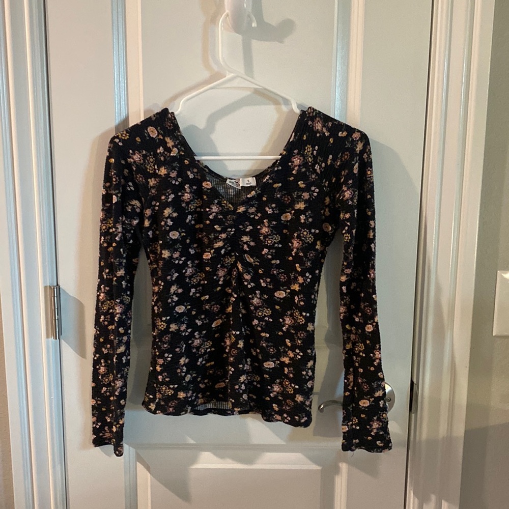 Hollister . Long Sleeve . Flower Detail